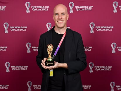 Grant Wahl sonreía con el trofeo que recibió en Doha el 29 de noviembre, por su trayectoria como periodista deportivo.