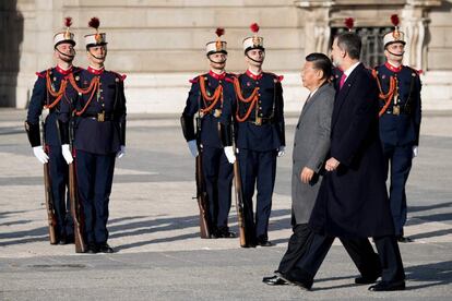 El Rey y Xi Jinping pasan resvista a una agrupación de honores en el Palacio Real.