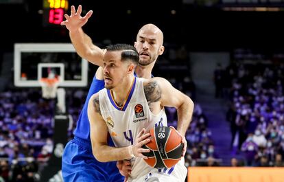 Heurtel intenta superar a Calathes. Euroleague