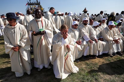 Miembros de la iglesias participan en la homilía oficiada por el papa Francisco.