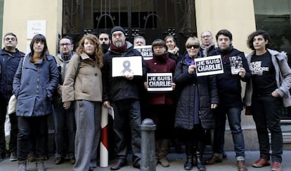 Miembros de la Associació d'Il.lustradors Professionals de València en la concentración.