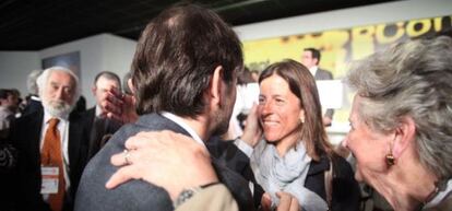 Oriol Pujol abraza a su esposa en un congreso de Convergència Democratica de Catalunya.