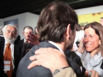 Oriol Pujol abraza a su esposa en un congreso de Convergència Democratica de Catalunya.