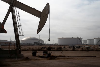 Instalaciones petrolíferas en la cuenca del Pérmico, cerca de Midland (Texas, EE UU).