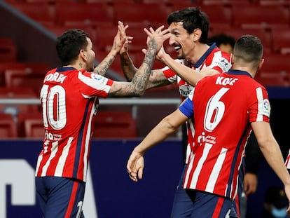 Correa celebra con Savic su gol al Valencia, que significó el tercero del Atlético (3-1) en el partido disputado el domingo en el Wanda Metropolitano. / Ballesteros (EFE).