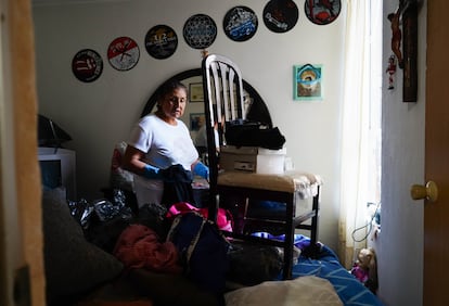 Una vecina de la unidad habitacional Agua Caliente 3 recupera ropa tras la inundación de ayer.