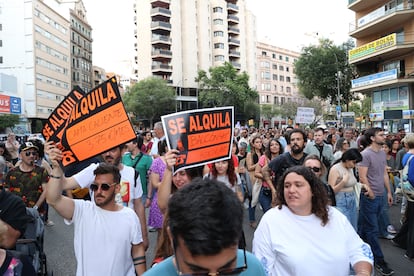 Decenas de personas durante una manifestación contra la masificación turística y por la vivienda digna en Mallorca en mayo de 2024.