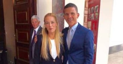 El opositor Gilber Caro junto a Lilian Tintori.