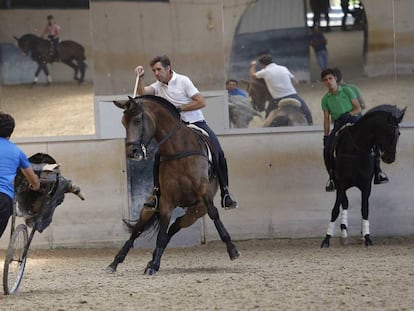 Pablo Hermoso de Mendoza entrena con Janucá, en presencia, al fondo, de su hijo Guillermo.