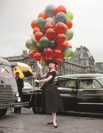 Audrey Hepburn sostiene unos globos en una escena de la película 'Una cara con ángel' (1957).
