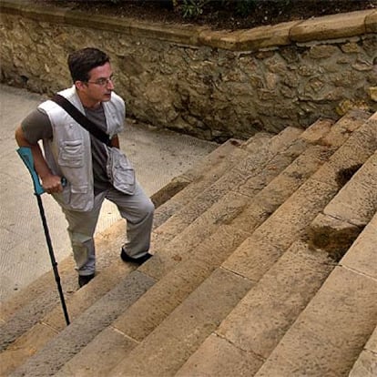 Niko Basadonna sube las escaleras de acceso al parque Munteroles en Barcelona.