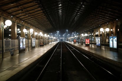 El Gobierno cuenta con que la huelga de los transportes públicos se prolongue el viernes y posiblemente el fin de semana. La clave será el lunes. Si ese día continúa el paro en el metro de París, los trenes de cercanías y los de largo recorrido será una señal de que el pulso va en serio. En la imagen, vías vacías de la estación de trenes Gare du Nord de París.