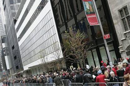Un aspecto de las enormes colas que se formaron el sábado para visitar la nueva sede del Museo de Arte Moderno de Nueva York.