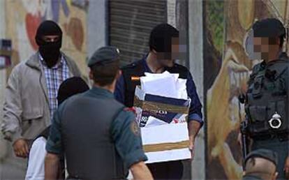 Agentes de la Guardia Civil, durante el registro de un domicilio ayer en una calle de Bilbao.