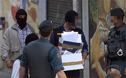 Agentes de la Guardia Civil, durante el registro de un domicilio ayer en una calle de Bilbao.