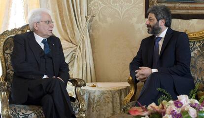 El presidente de la Cámara de los Diputados, Roberto Fico (M5S), se reúne con el presidente italiano, Sergio Mattarella, el 23 de abril de 2018. 