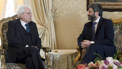 El presidente de la Cámara de los Diputados, Roberto Fico (M5S), se reúne con el presidente italiano, Sergio Mattarella, el 23 de abril de 2018.