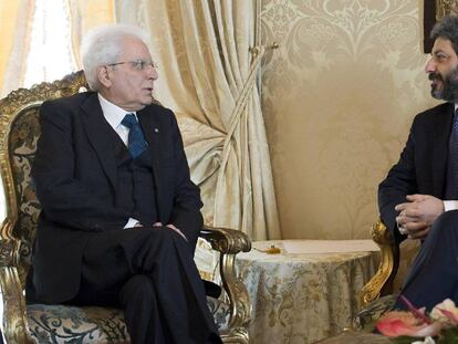 El presidente de la Cámara de los Diputados, Roberto Fico (M5S), se reúne con el presidente italiano, Sergio Mattarella, el 23 de abril de 2018. 