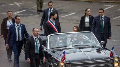 Gabriel Boric y Carolina Tohá, ministra de Interior, al llegar al Congreso Nacional en Valparaíso, este jueves.