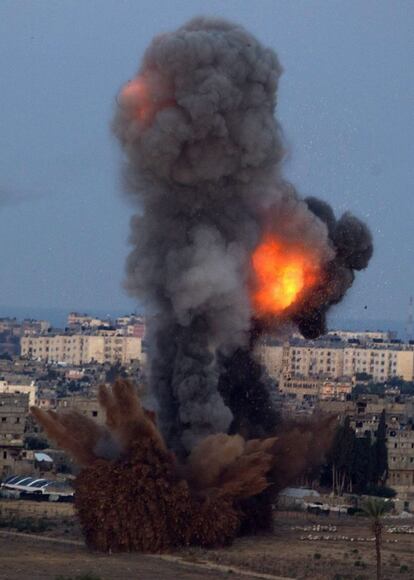 Una bomba explota al caer en la Frontera de Gaza, 16 de noviembre de 2012, durante un ataque aéreo israelí.