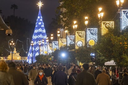 Ambiente y alumbrado navideño en Sevilla, el viernes. En Andalucía, los días 24, 25 y 31 de diciembre, así como 1 y 6 de enero se amplía de seis a 10 el número máximo de asistentes a comidas o cenas —solo se puede superar si son convivientes—, y se recomienda que no se junten más de dos grupos distintos de convivencia. En Nochebuena y Nochevieja, el toque de queda se retrasará hasta la 1.30.