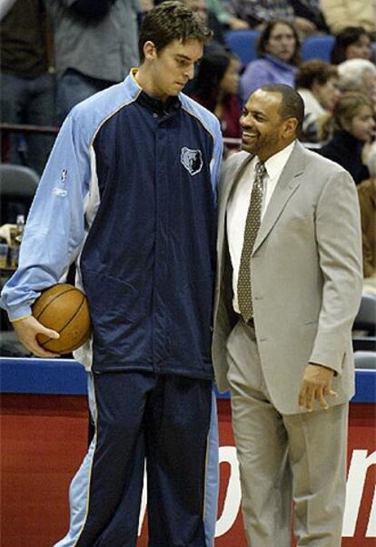 Gasol conversa con el nuevo entrenador de los Grizzlies, Lionel Hollins, antes del partido contra Minnesota.