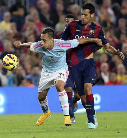 Busquets disputa el balón con Orellana en el duelo frente al Celta.
