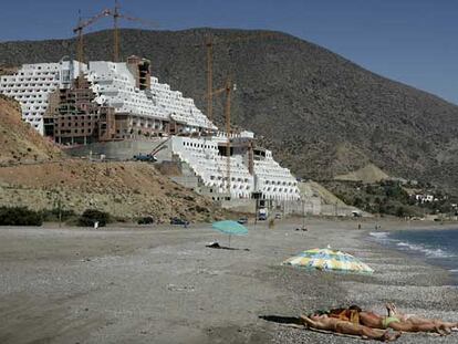 El hotel de 21 plantas que se está construyendo en la playa de El Algarrobico, dentro del parque natural de Cabo de Gata.