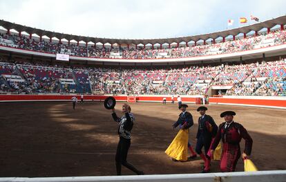 Pablo Hermoso de Mendoza pasea la oreja de su primer toro.