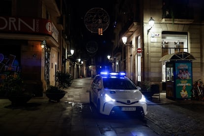 Una imagen de una patrulla de la Guardia Urbana de Barcelona, en Ciutat Vella, en una imagen de archivo. / ALBERT GARCIA]