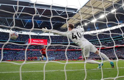 Rasmus Hojlund anota el penalti ganador frente al Coventry en Wembley.