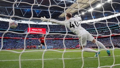 Rasmus Hojlund anota el penalti ganador frente al Coventry en Wembley.