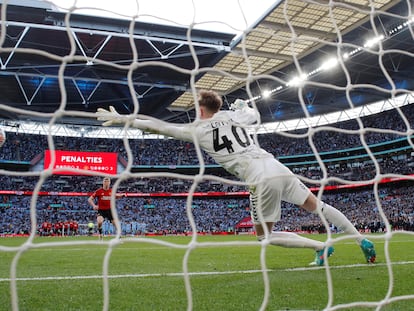 Rasmus Hojlund anota el penalti ganador frente al Coventry en Wembley.