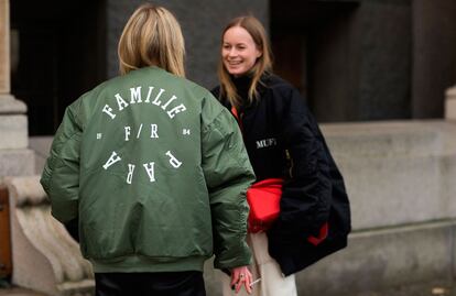 La bomber es un básico esta primavera. Si es verde militar y tiene mensaje, mejor.