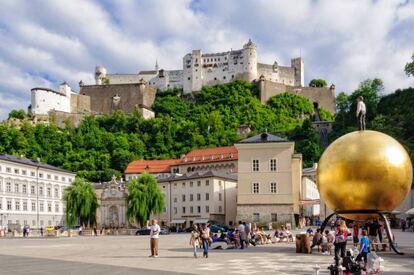 Kapitelplatz, plaza del Cabildo, en Salzburgo, con la gran esfera de Stephan Balkenhol.