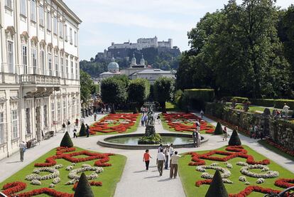 El castillo de Mirabell y sus jardines fueron construidos en Salzburgo en 1606 por Wolf Dietrich para impresionar a su amante Salomé Alt, quien dio al príncipe-arzobispo unos quince hijos. Después, en 1721, el palacio se remodeló en estilo barroco.