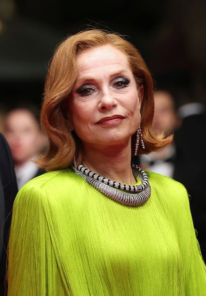 Completó el estilismo con mirada maquillada en tonos oscuros y gargantillas y pendientes de De Beers.