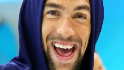 Phelps, feliz, tras una sesi&oacute;n de entrenamiento en la piscina ol&iacute;mpica de Londres.