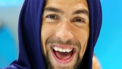 Phelps, feliz, tras una sesi&oacute;n de entrenamiento en la piscina ol&iacute;mpica de Londres.