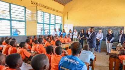 Alumnos de la escuela de Mahama, en Ruanda, asisten a un encuentro con Acnur, el pasado junio.