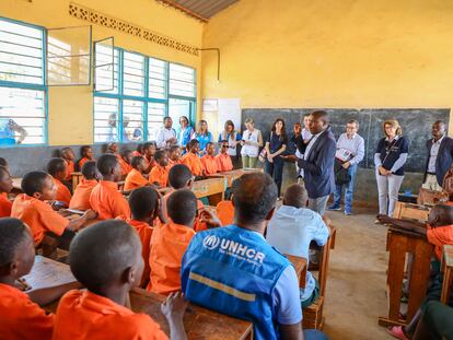 Alumnos de la escuela de Mahama, en Ruanda, asisten a un encuentro con Acnur, el pasado junio.