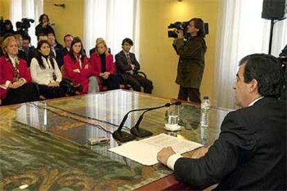 El ministro de Fomento ha anunciado su retirada de la política en una rueda de prensa a la que han acudido su novia y tres de sus hijos.