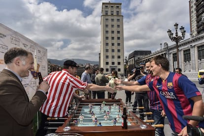 Partido amistosa de futbolín entre peñas bilbaínas del Athletic y del Barcelona