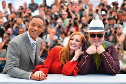 Will Smith, con Jessica Chastain –que eligió un mono color teja para la primera aparición en el festival– y el presidente Pedro Almodóvar.