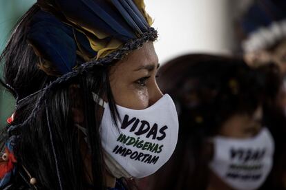 Una mujer indígena durante el funeral del cacique Messías Kokama, víctima de la covid-19, en el Parque de las Tribos, en la ciudad de Manaos, Amazonas (Brasil).