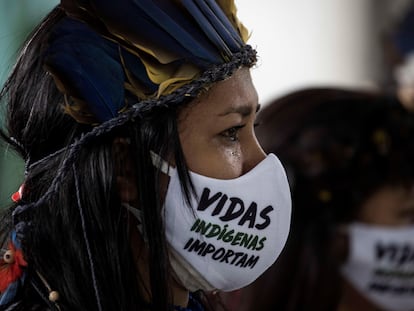 Una mujer indígena durante el funeral del cacique Messías Kokama, víctima de la covid-19, en el Parque de las Tribos, en la ciudad de Manaos, Amazonas (Brasil).