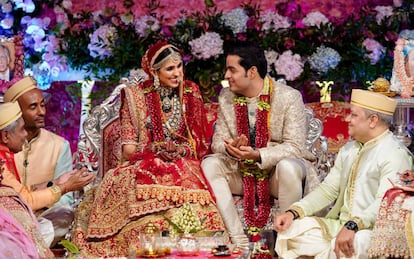 Akash Ambani, hijo de Mukesh Ambani, con su esposa Shloka Mehta, durante la boda.