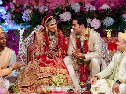 Akash Ambani, hijo de Mukesh Ambani, con su esposa Shloka Mehta, durante la boda.