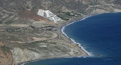 Vista a&eacute;rea del hotel El Algarrobico, en el parque de Cabo de Gata.