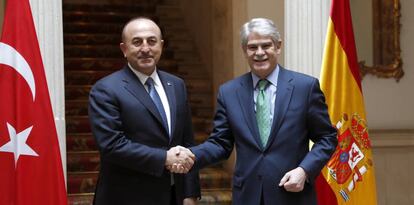 El ministro de Asuntos Exteriores, Alfonso Dastis,d., y su hom&oacute;logo turco, Mevl&uuml;t &Ccedil;avusoglu.